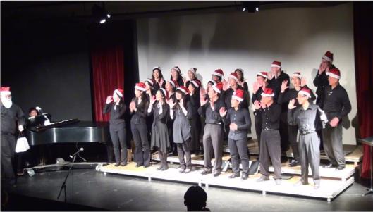 劍橋合唱團戴聖誕帽演唱安可曲。