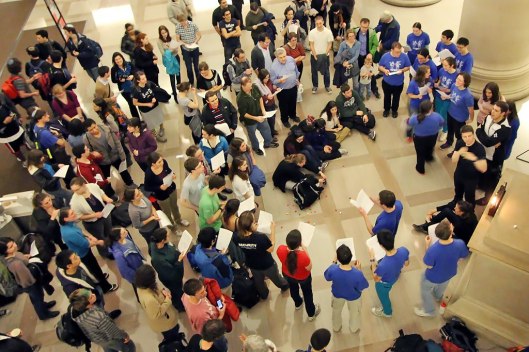 Techiya在大廳帶領大家合唱光明節歌曲。(攝影:Scott Arfin)