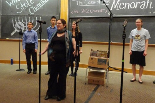 假Techiya、偵探與光明節試管燭台。