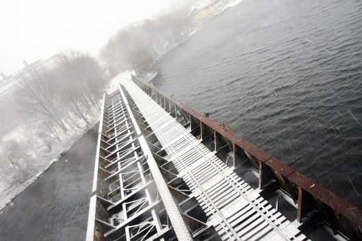 波士頓大學大橋俯瞰鐵路橋上的積雪