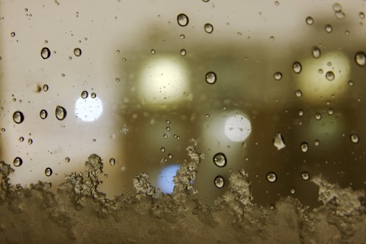 強風把大量雪花打在窗戶上