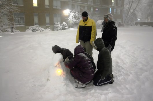 這個雪人用螢光棒當手