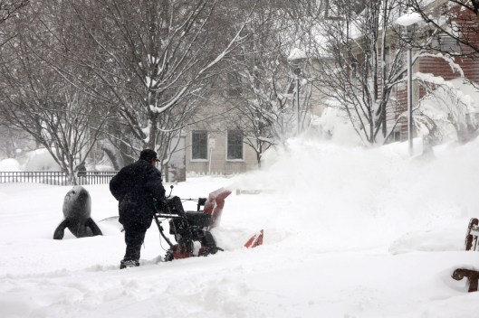 人們用吹雪機拼命除雪