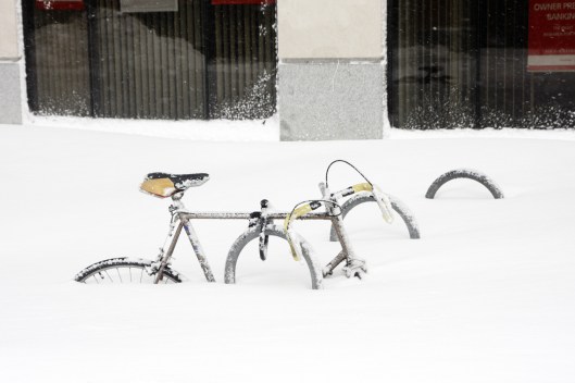 腳踏車車輪幾乎完全被雪掩埋