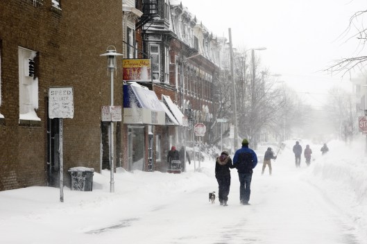 街上散步與掃雪的人群