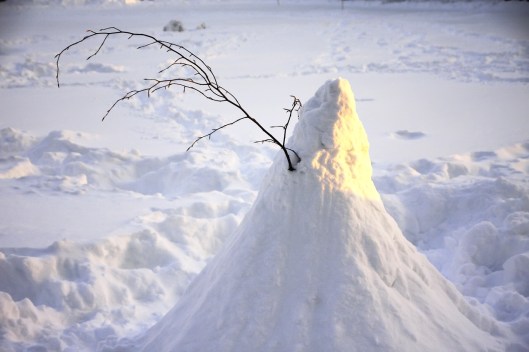 由於氣溫過於寒冷，雪球滾不起來，只能做這種錐形的雪人