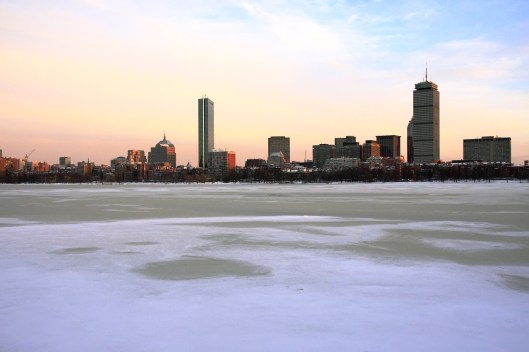 因為雪浮在河面而形成黃綠色的查爾斯河