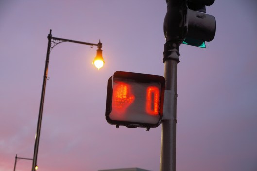 被雪覆蓋的人行道號誌燈