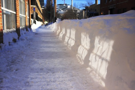 人行道邊半人高的雪牆