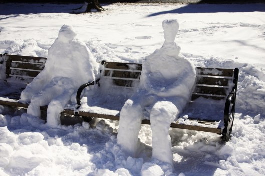 坐在板凳上的擬真「雪人」