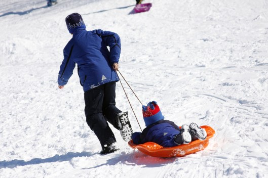不像滑雪場有纜車可搭，滑到底要自己把雪橇拉回山頂上