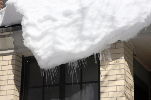 這塊雪簷就快掉下來了...