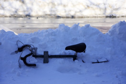 被雪埋沒的腳踏車。這時路面已經除雪完成