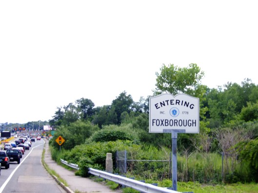 進入福克斯堡，體育場就快到了