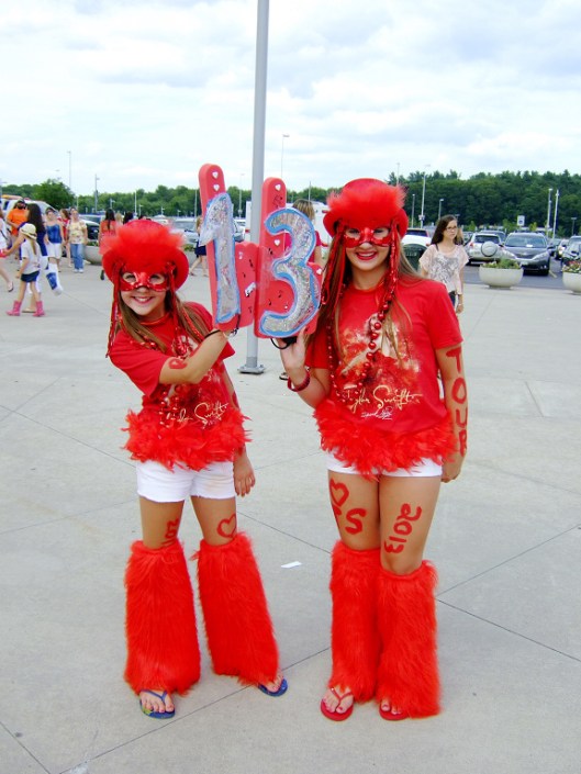 兩個全身紅衣的小女孩，看到我要拍照，趕緊把Taylor的幸運數字「13」擺好~