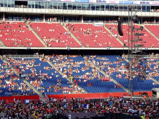 對面看台到處都是紅衣人，喜氣洋洋XD