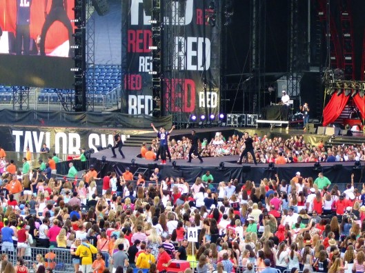 Austin Mahone在台上跳舞