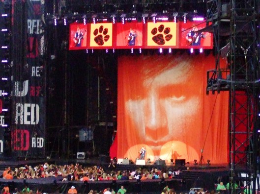 舞台背景是Ed Sheeran的專輯「+」封面