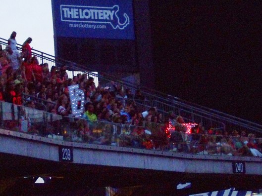 這幾位歌迷把RED的R拿掉，就變成ED了，既可以支持Taylor又可以應援Ed！