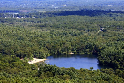 龐卡波格池，池邊一側有沙灘