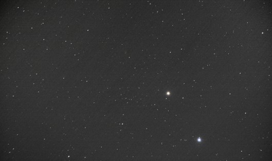 10/14的艾桑彗星。圖中下方藍色亮星是軒轅十四，中間紅色亮星是火星，中上可見艾桑彗星，和兩顆亮星連成直線。點擊可看大圖。