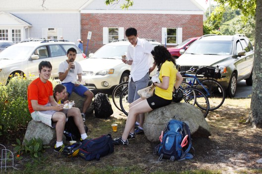 大家坐在樹下飲食