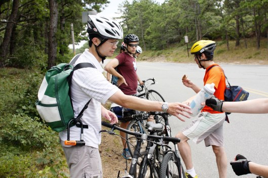 大家停車討論是否要去海灘...