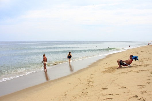 少少幾人的沙灘，也別有風情