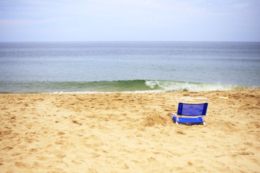 海邊無人的折疊椅