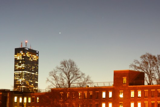 大樓右上方亮星是水星，再右上暗星是亢宿四(室女座λ星)。