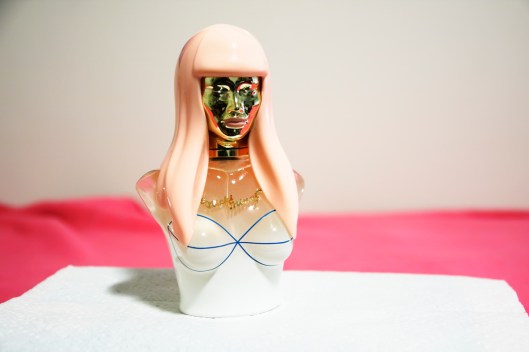 香水瓶就是Nicki Minaj的胸像