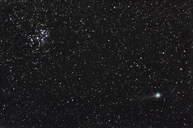 左上：昴宿星團，右下：C/2014 Q2 (Lovejoy)彗星。