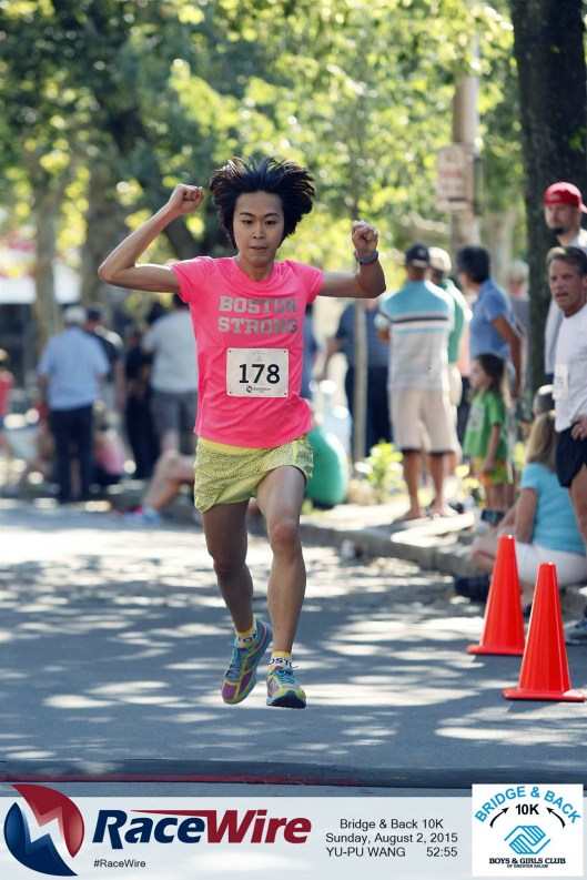 官方終點線照片，我騰空了!!