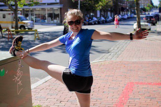 Brianna用變電箱擺出舞者的姿勢拉筋