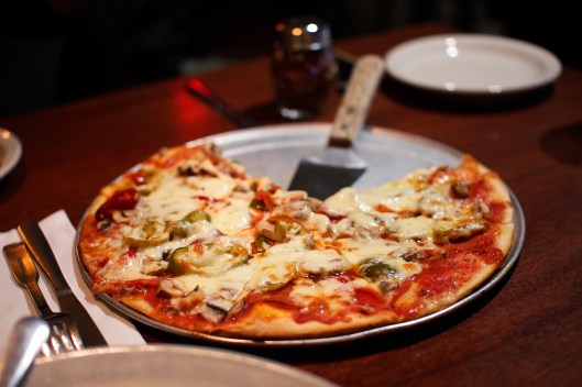 Kate和她媽媽分一片披薩吃