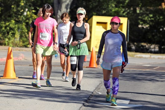曼徹斯特初半馬的照片，賽前跟Tricia(中)聊天