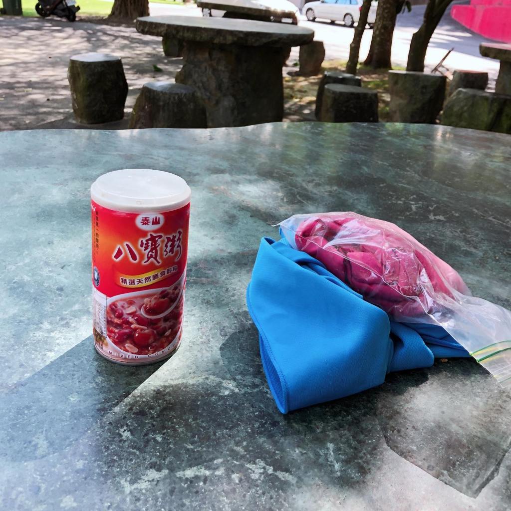 好不容易跑完兩圈，去販賣部買個八寶粥喝吧。